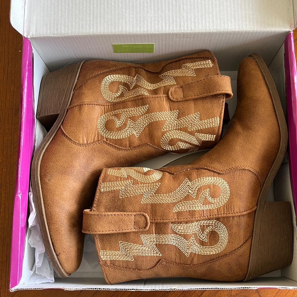 Rampage Size 8M tan cowboy booties. Worn once.